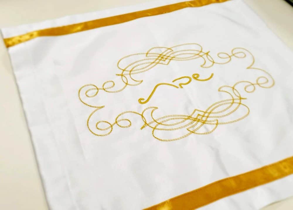 כיסוי חלה לבן עם רקמת זהב