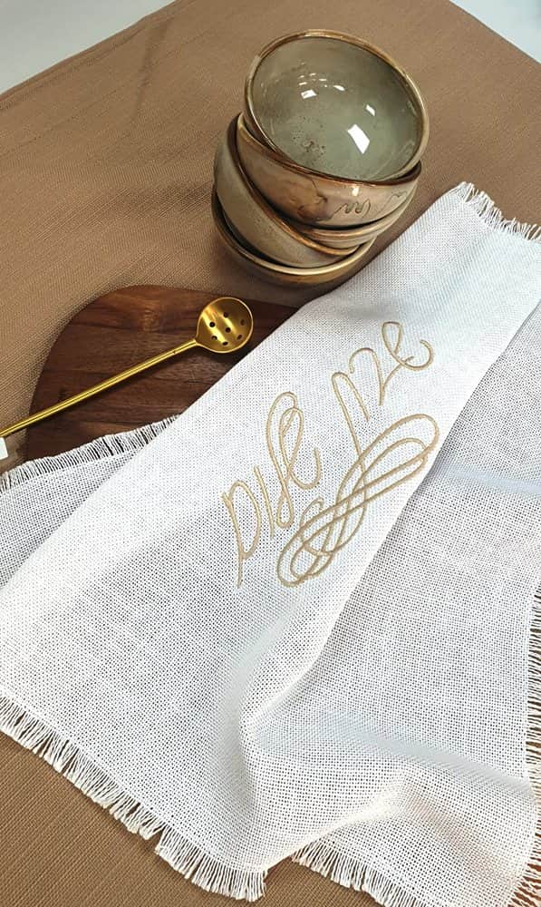 כיסוי חלה סופיה לבן עם רקמה גוון חול