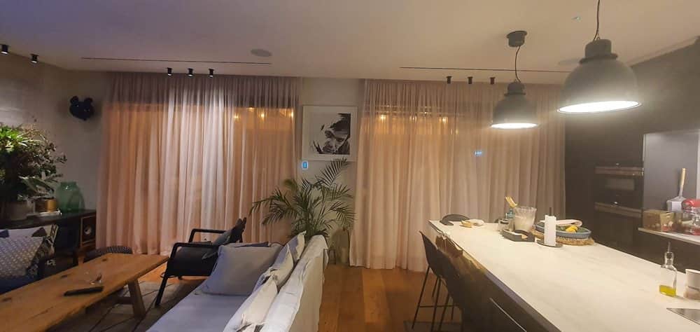 וילון קפלים נשפך לזוג ויטרינות גדולות בחלל מרכזי