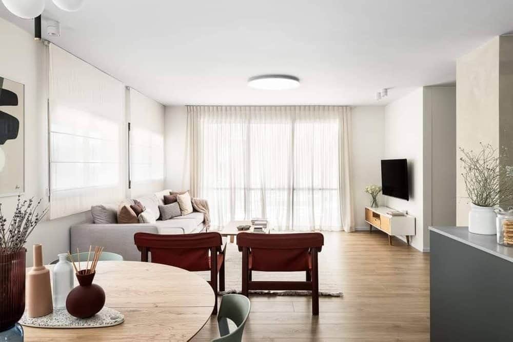 וילונות מעוצבים לחלל המגורים וילון נשפך בשילוב וילון רומי