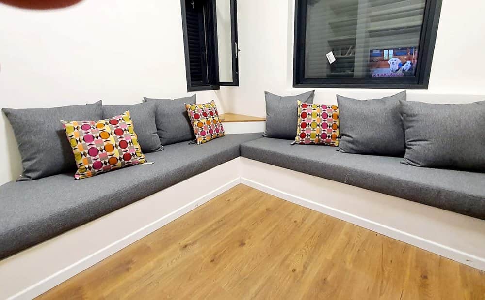 פינת ישיבה בנויה בחדר טלוויזיה מחיר בהתאם למידות סוג בד וסוג מזרן מחיר בהתאם למידות