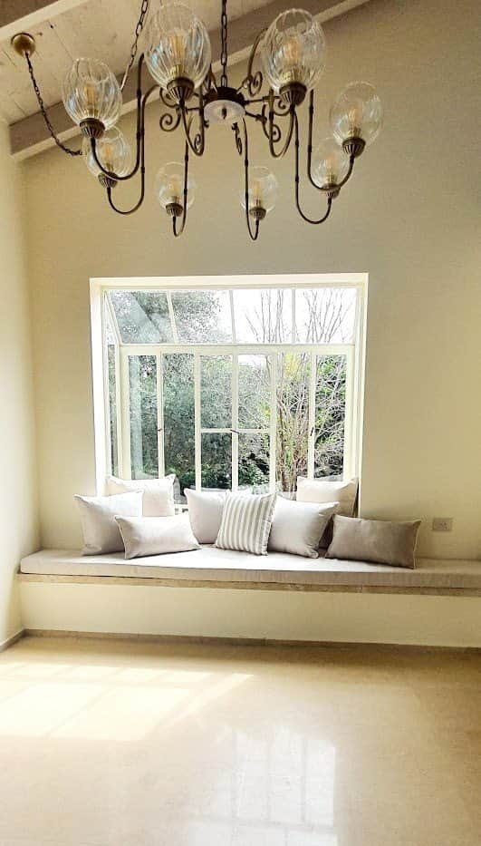 הלבשת חלון צרפתי יצירת פינת ישבה מזרן מרופד תפור לפי מידות עם כריות תואמות מחיר בהתאם למידות