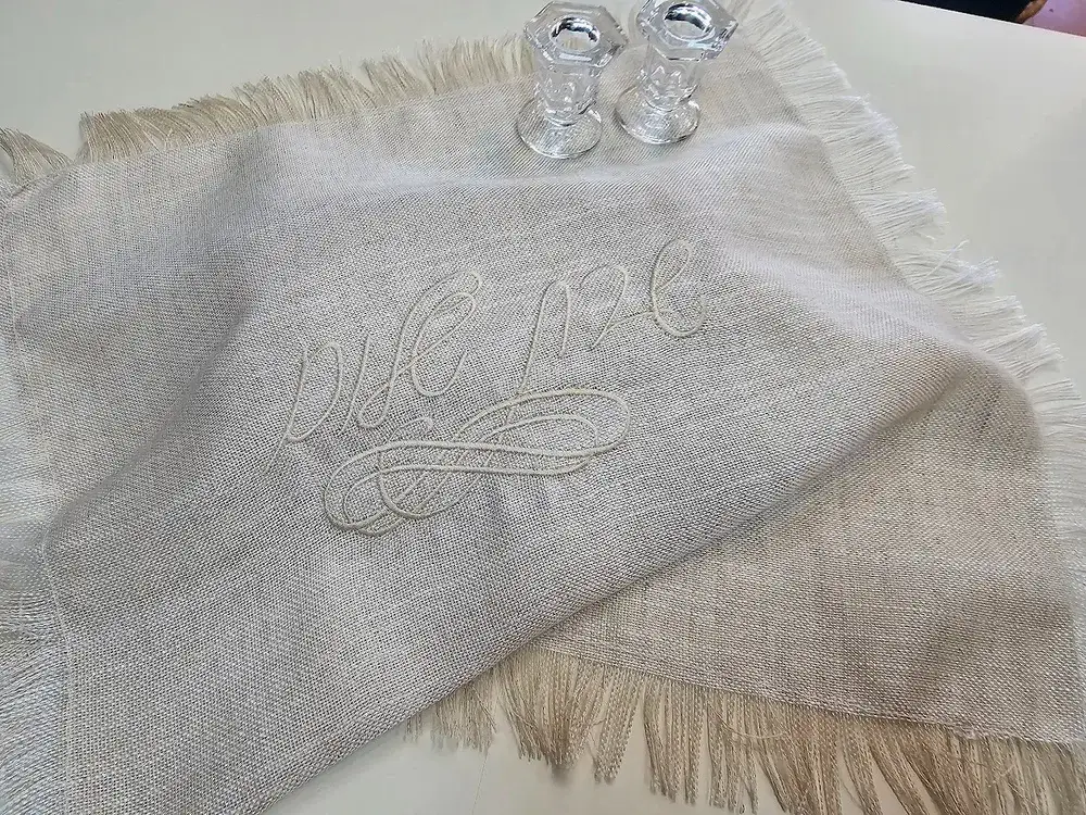 מארז מתנה לכלה בקופסה מהודרת כיסוי חלה פשתן רקום עם זוג פמוטים קריסטל