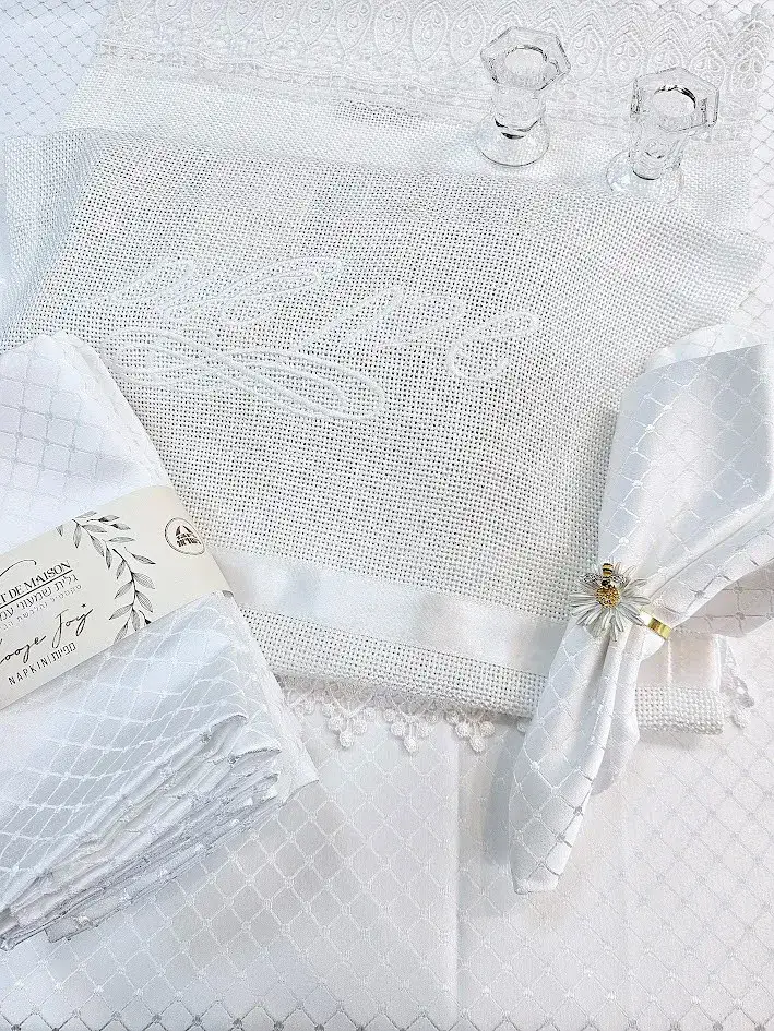 מארז מתנה לכלה בקופסה מהודרת כיסוי חלה לבן דגם כלה עם זוג פמוטים קריסטל