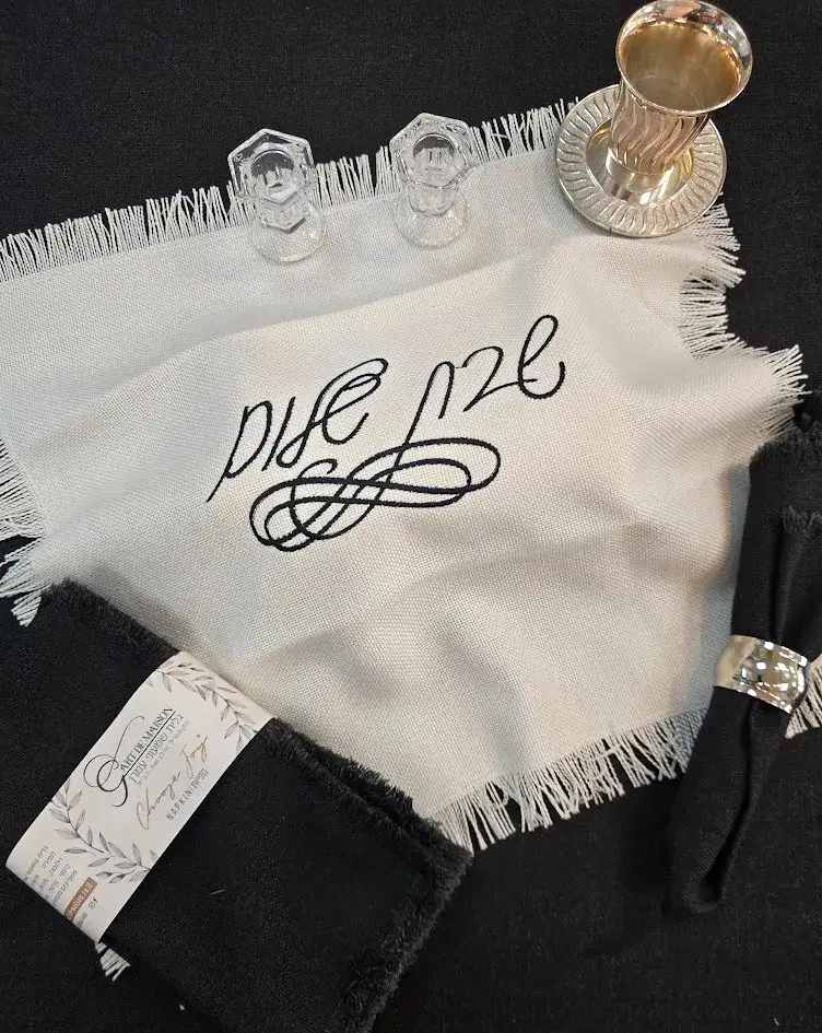 מארז מתנה בקופסה מהודרת כיסוי חלה שמנת עם רקמה שחורה בתוספת זוג פמוטים קריסטל