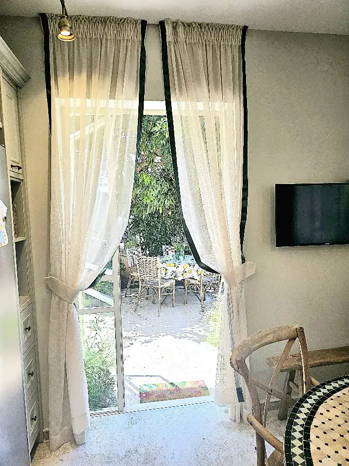 וילון קפלים נשפך לחדר שינה