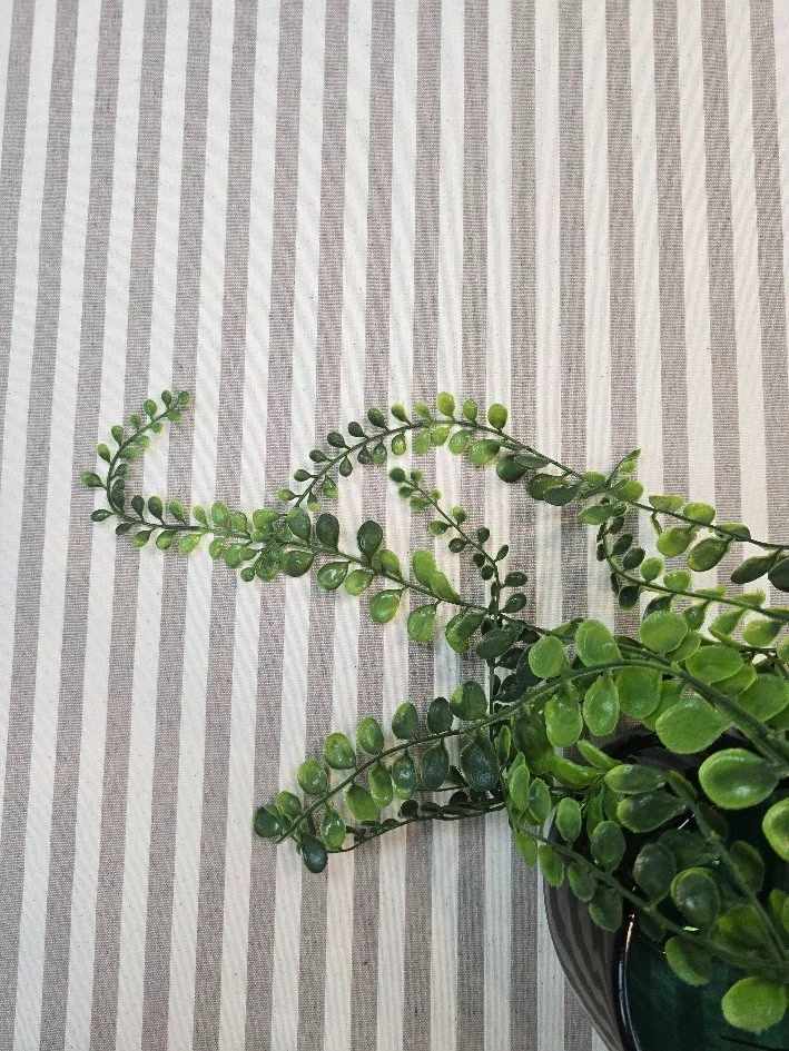 מפת שולחן מסוג טפלון דגם פסים נטורל רק לנגב עם מטלית וזהו רוחב 1.40