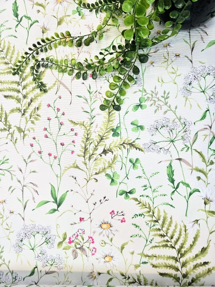 מפת שולחן מסוג טפלון דגם פרחי גינה רקע לבן רק לנגב עם מטלית וזהו רוחב 1.40