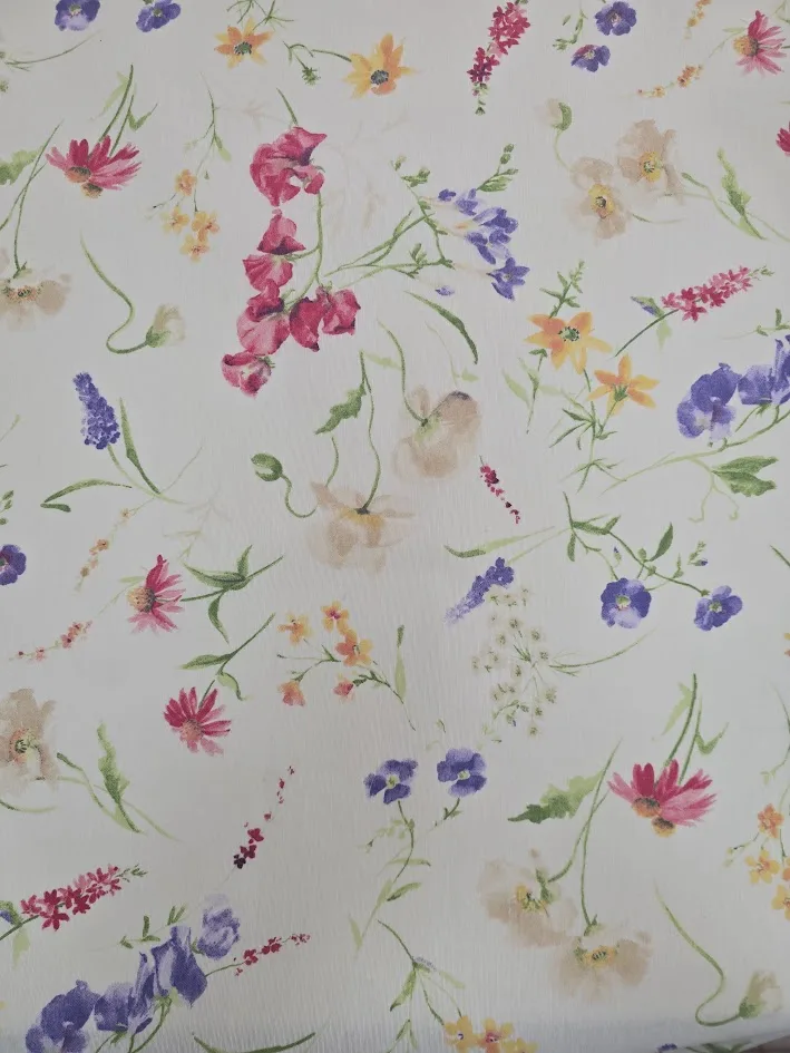 מפת שולחן מסוג טפלון דגם פרחי גינה רקע לבן רק לנגב עם מטלית וזהו רוחב 1.40