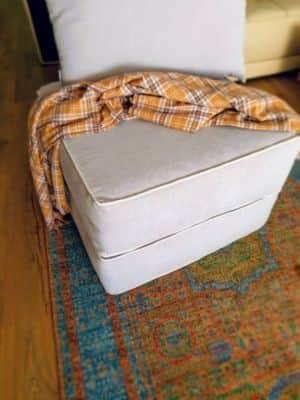 הדום מרבץ ישיבה הופך למיטה פרקטי ונוח כמיטת נכדים ליד סבתא מתאים כפינת קריאה לחדר ילדים