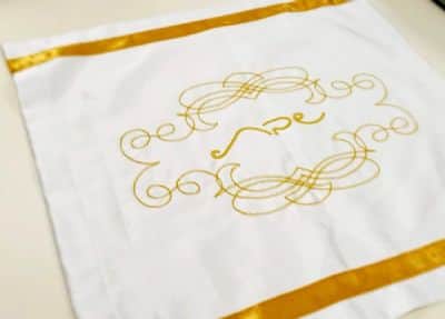 כיסוי חלה לבן עם רקמת זהב