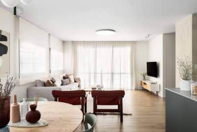 וילונות מעוצבים לחלל המגורים וילון נשפך בשילוב וילון רומי