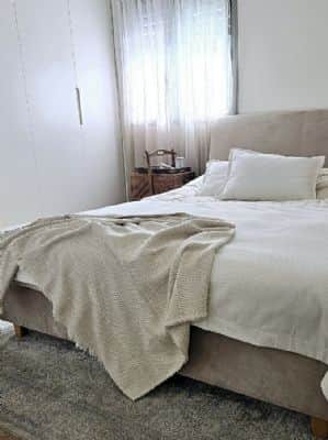 פוג'י לבן שמנת סט כיסוי מיטה חגיגי כולל 2 כריות 50*70 וכיסוי מיטה מידי 1.40*2.40