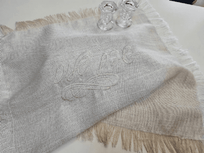 מארז מתנה לכלה בקופסה מהודרת כיסוי חלה פשתן רקום עם זוג פמוטים קריסטל