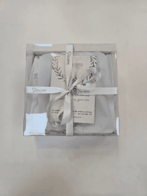 מארז מתנה בקופסה מהודרת כיסוי חלה שמנת עם רקמה שחורה בתוספת זוג פמוטים קריסטל