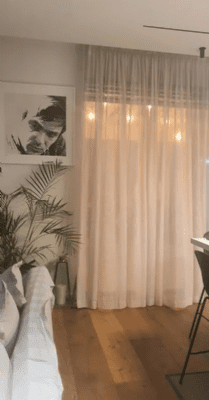 וילון קפלים נשפך לזוג ויטרינות גדולות בחלל מרכזי