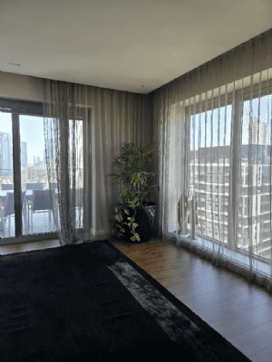 וילון קפלים נשפך לזוג ויטרינות גדולות בחלל מרכזי