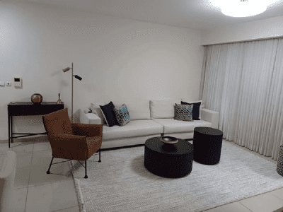 וילון קפלים נשפך לזוג ויטרינות גדולות בחלל מרכזי