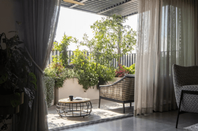 וילון קפלים נשפך לזוג ויטרינות גדולות בחלל מרכזי