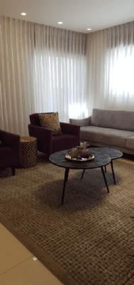 וילונות מעוצבים לחלל המגורים וילון נשפך בשילוב וילון רומי