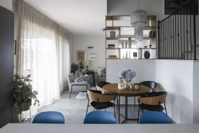 וילונות מעוצבים לחלל המגורים וילון נשפך בשילוב וילון רומי