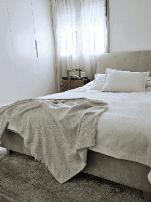 וילון קפלים נשפך לחדר שינה