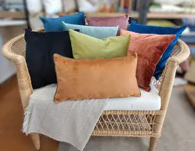 כריות נוי קטיפה במגוון צבעים לבחירה