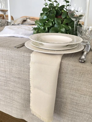 מפת שולחן פשתן סוואג' בגוון חול