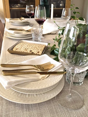 מפת שולחן פשתן סוואג' בגוון חול