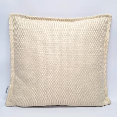 כרית נוי לסלון בלייזר שמנת צביטה