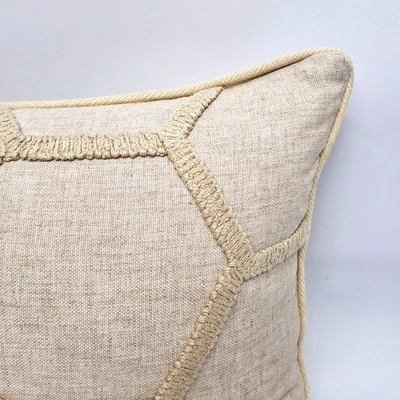 כרית נוי לסלון אגתה פשתן מעוינים רקום