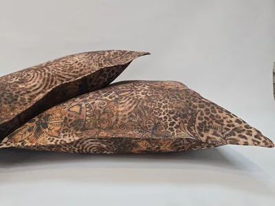 מנומר פשתן מודפס עם צביטה מסביב להדגשה