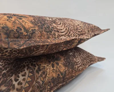 מנומר פשתן מודפס עם צביטה מסביב להדגשה