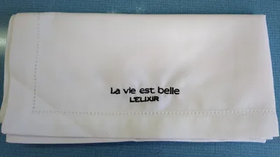 מפית פרימיום עם רקמת לוגו