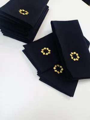 דוגמא מפית שחורה עם רקמת לוגו בזהב