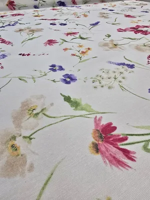 מפת שולחן מסוג טפלון דגם פרחי גינה רקע לבן רק לנגב עם מטלית וזהו רוחב 1.40