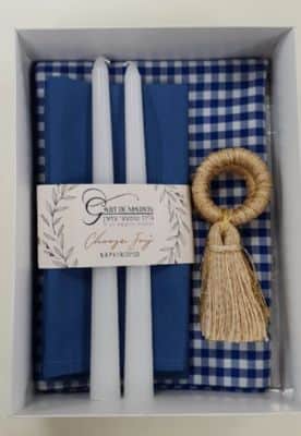 מארז זוגי לעיצוב שולחן דגם משבצות / פפיטה כחול /חלק 1 רנר שולחן משובץ 2 מפיות בד חלקות 2 נרות