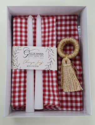 מארז זוגי לעיצוב שולחן דגם משבצות /פפיטה אדום 1 רנר לשולחן 2 מפיות בד 2 נרות