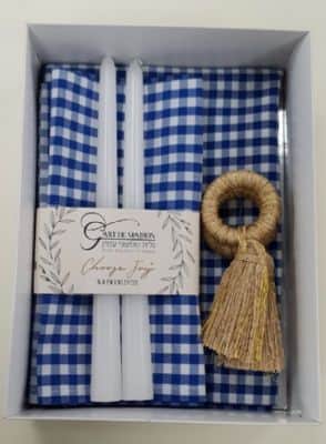 מארז זוגי לעיצוב שולחן דגם משבצות/פפיטה כחול 1 רנר שולחן 2 מפיות בד 2 נרות