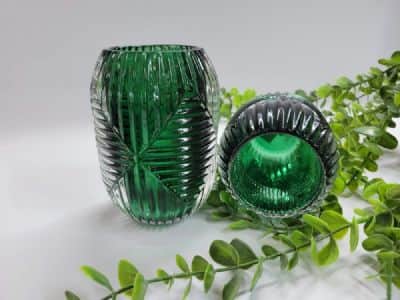 אגרטל זכוכית בסגנון וינטאג דגם גבריאל צבע ירוק קריסטל גובה 13 ס"מ