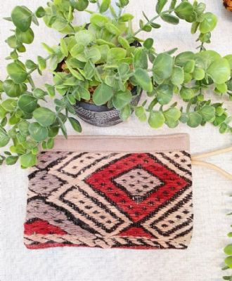 ארנק קלאצ' אטני  עשוי מפיסת שטיח קילים עבודת יד