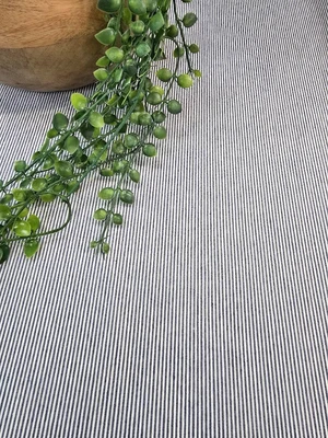 מפת שולחן מסוג טפלון דגם פס דק כחול לבן רק לנגב עם מטלית וזהו רוחב 1.6